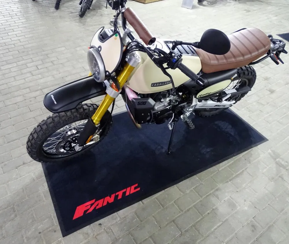 Fantic_Original_Teppich___200_x_100_cm_04761005_mit_Motorrad Fantic EVO Original Teppich - 200 x 100 cm