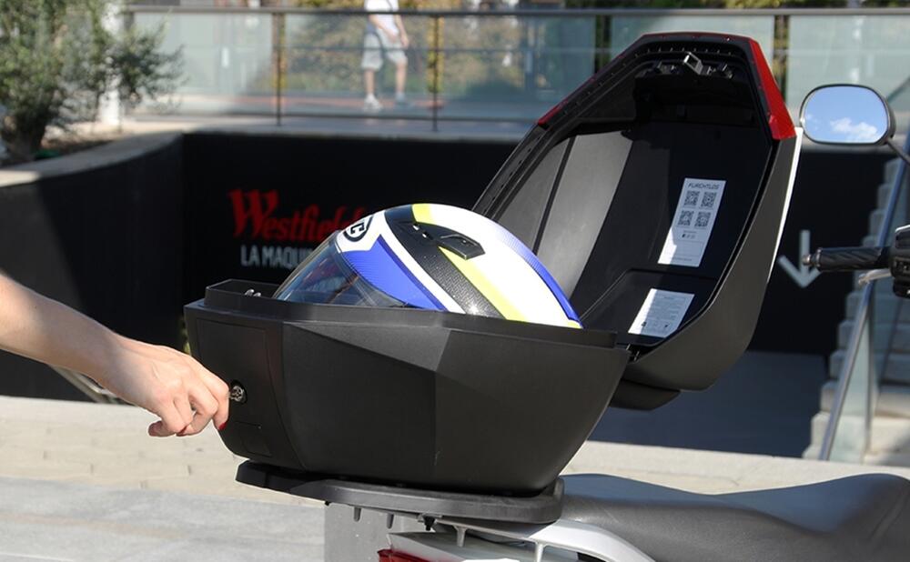 Furchtlos-SHIELD-S-Basic-Topcase-35-Liter-schwarz-silber-inkl-Montagekit-FU02TCPL000S14EX-100002-am-Roller-2