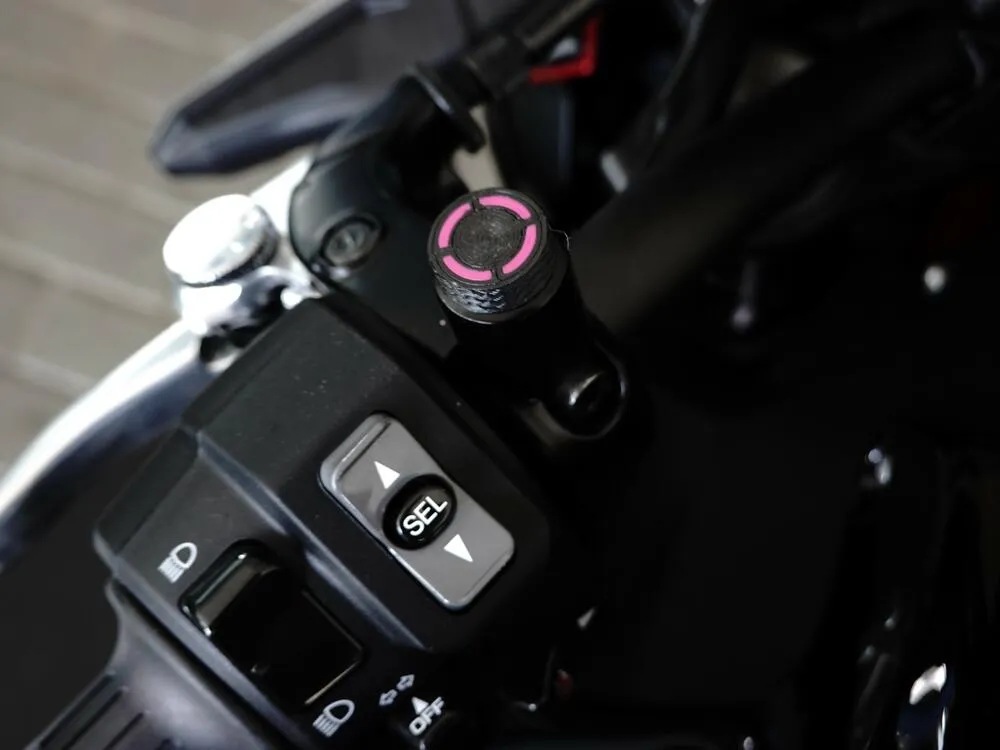 TMP Spiegelhalterung Blindstopfen Set - M10x1,25 Rechtsgewinde - schwarz/pink